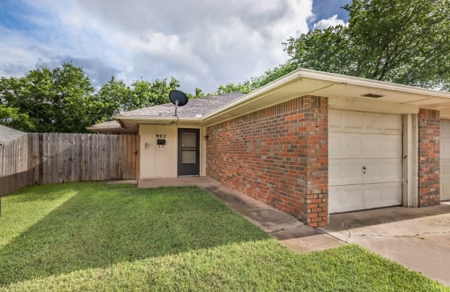 902 Delmar Circle - 902 Delmar Cir, Moore, OK 73160