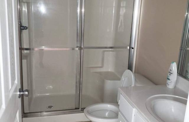 Cute townhome with 3 bd,2.5 bath, with garage near Tyndall AFB, restaurants and shopping.