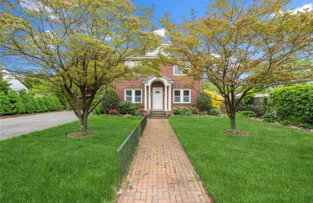 Photo of 1030 Glen Cove Avenue