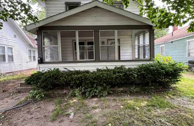 Large 4 Bedroom 1.5 Bathroom HOUSE - South Bend, IN apartments for rent