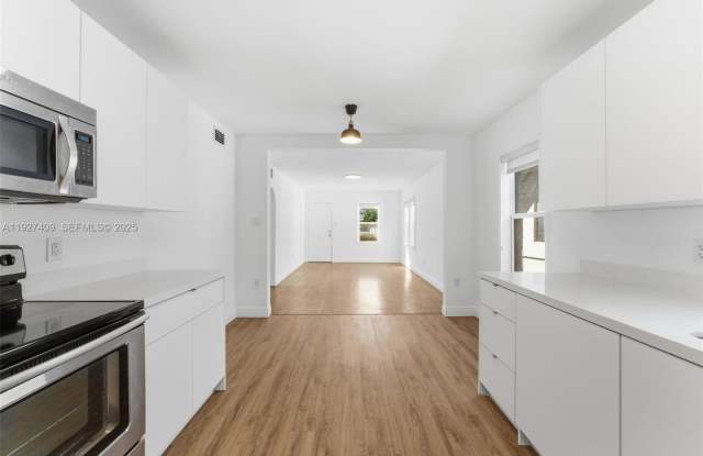 Photo of 559 NE 68th St