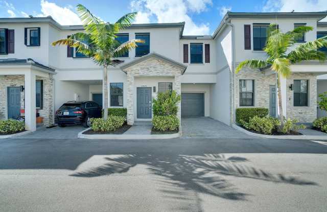 2839 SW 16 Ter