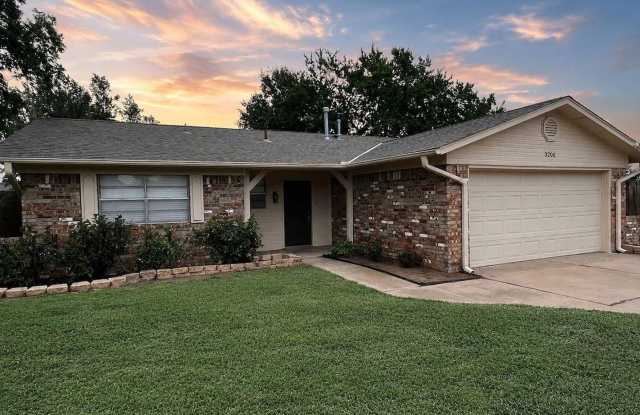 3205 SE Coachman Pl - HOT New Listing!!