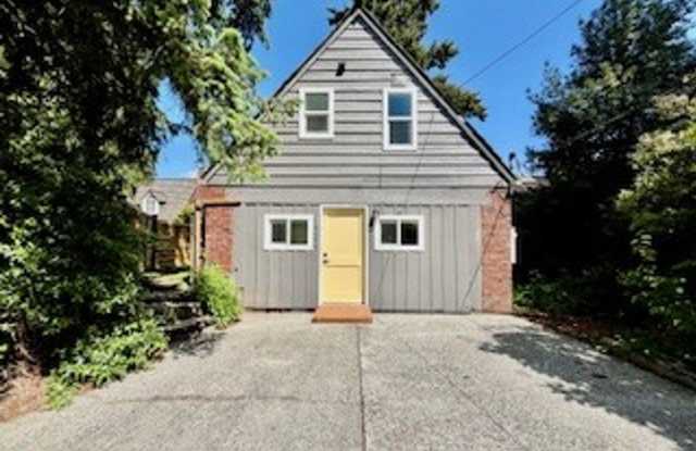 Photo of Classic Northwest Cottage With View of Lake Washington