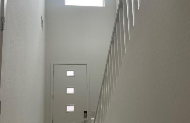 901 S SMITH Road unit: 1024