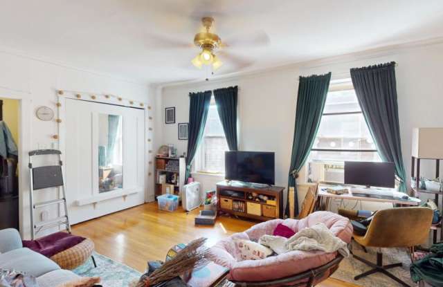 Photo of 2144 West Berteau