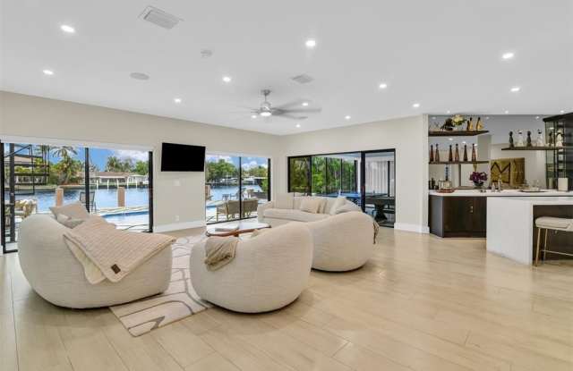 Photo of 319 S Riverside Dr