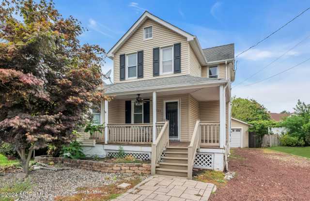 Photo of 327 Roosevelt Avenue