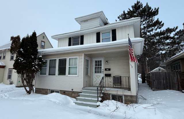 Duluth MN 6-Bedroom - 2-Bath - 2-Car Garage