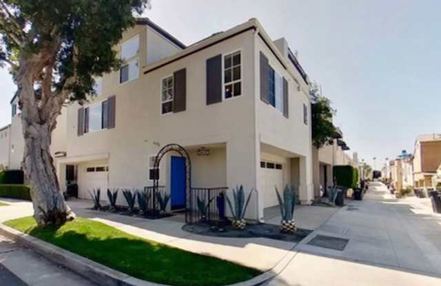Beautiful 2-Bedroom, 2.5-Bath Townhome Just South of PCH