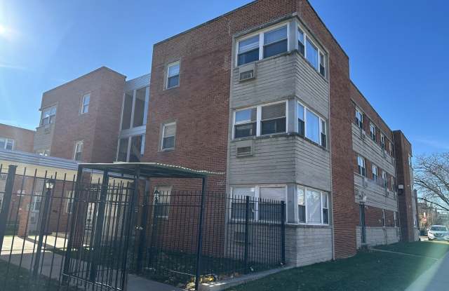 Photo of 2411 W Balmoral Avenue