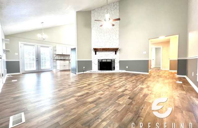 3 BEDROOM AVAILABLE NOW - Convenient access to All-American Freeway!