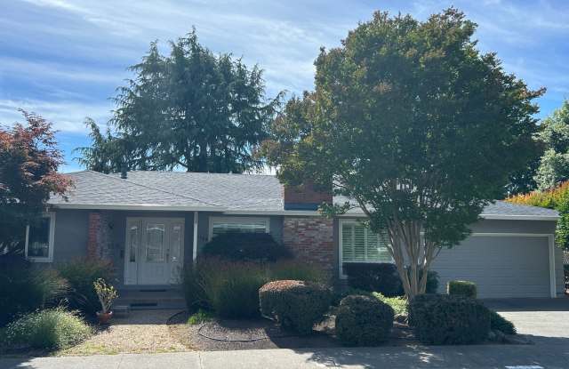 Golf Course Views!   Welcome to this charming 2 bedroom, 2 bath home