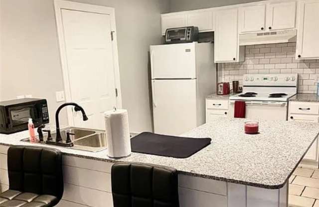 826  W Peachtree  DR