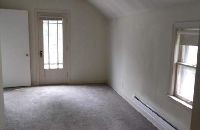 823 1/2 West Lorain Street (upper)