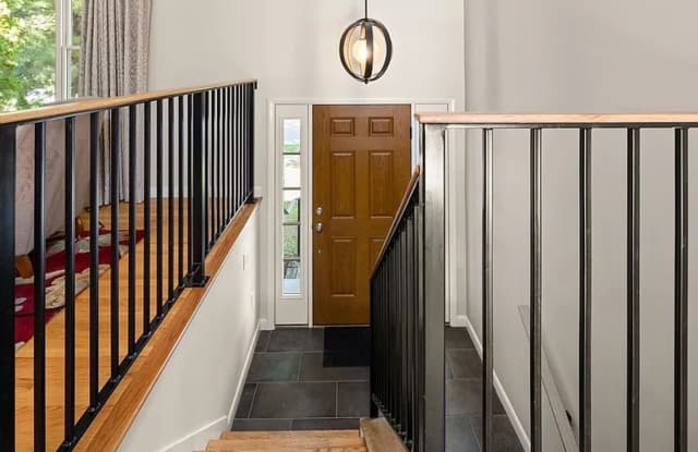 Modern Comfort on East Terrace — Perfect for Families or Professionals