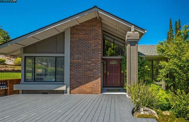 Elegant single story custom Walnut Creek executive rental home!