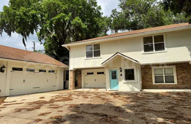 Amazing 4 bedroom home with St Johns River Views Available Now!