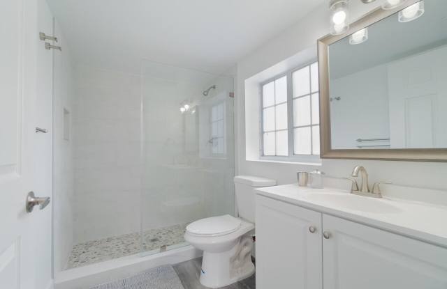 800 Crestwood Court S