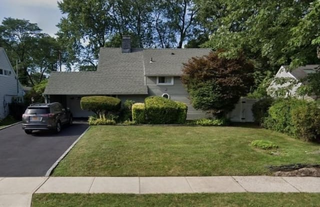 176 E Cabot Lane - 176 East Cabot Lane, Salisbury, NY 11590