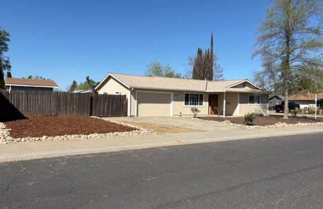 ROSEVILLE HOME FOR  RENT – Spacious 3 Bedroom Home on Large Corner Lot