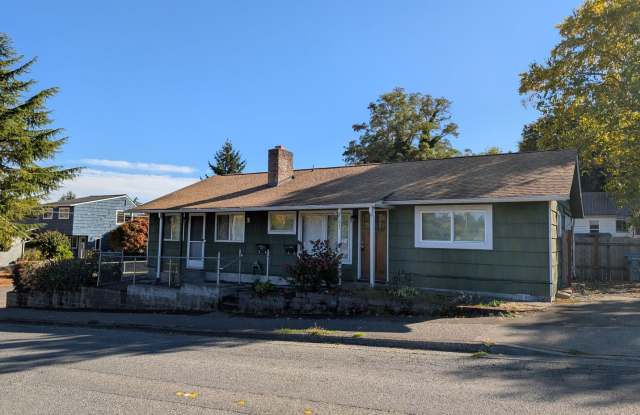 Well Maintained Duplex Unit in Bremerton, Available Now!