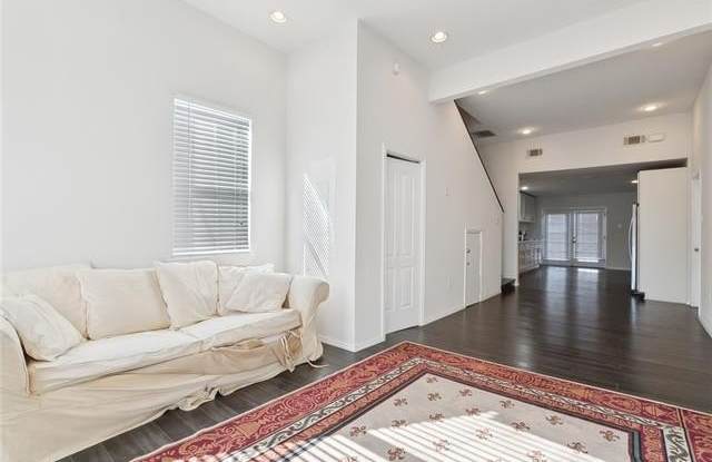 1235 N JOHNSON Street