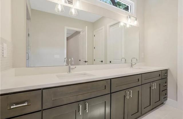 Room in 3 Bedroom Home at Langhorn St SW