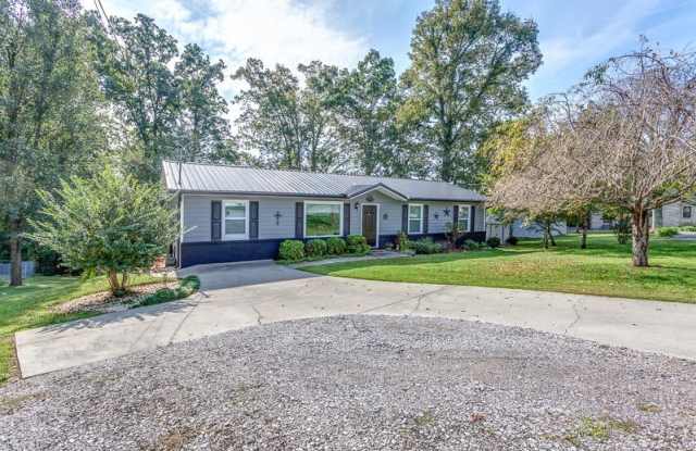 Beautiful and spacious 3 bedroom 2 bathroom home! - 1047 Carding Machine Road, Loudon, TN 37774