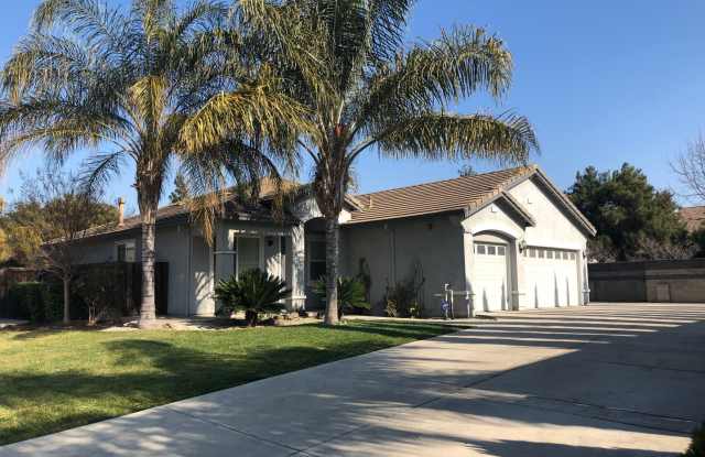 GREAT SINGLE STORY HOUSE AND RARE 9800 SQUARE FOOT PRIVATE LOT!
