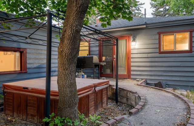 Hot Tub, Heated 3-Car Garage, Pet-Friendly, Enclosed Yard With Privacy Fence