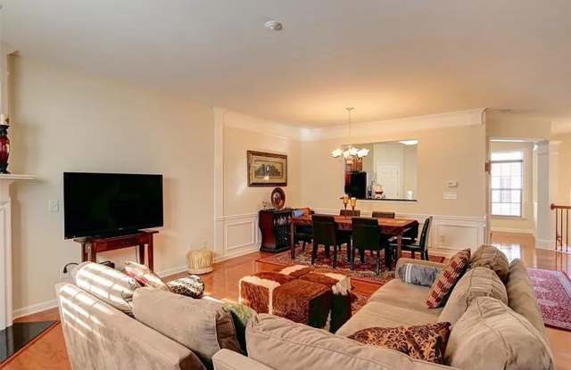 Room in 4 Bedroom Home at Loftview Square