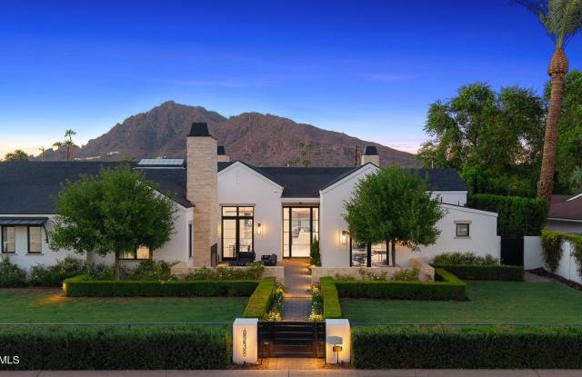 6238 E CALLE ROSA --