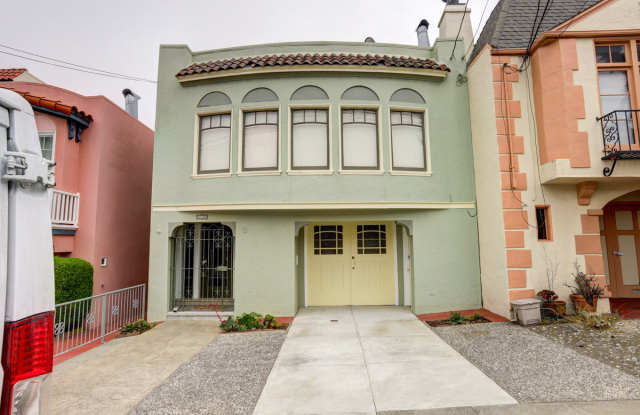 Charming Outer Sunset 2 bed / 1 bath home with garage parking and private yard!!