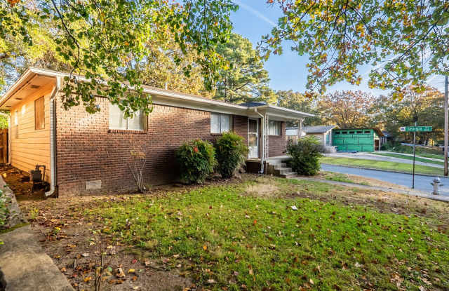 Midtown 3BR Near UAMS w/ Hardwoods, W/D,  Fenced Yard