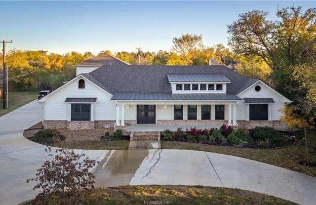 Historic District Gem! 4/3.5 Home Less than a Mile from Kyle Field!!