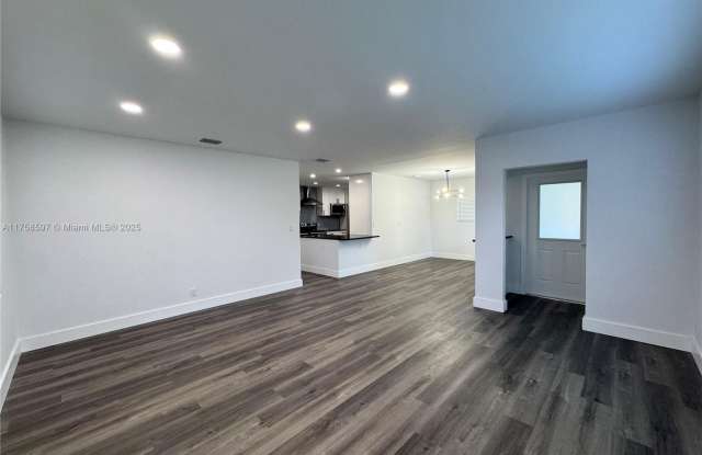 3211 Poinsettia Ave