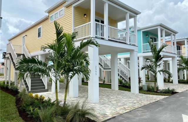 2555 NE Heron's Walk