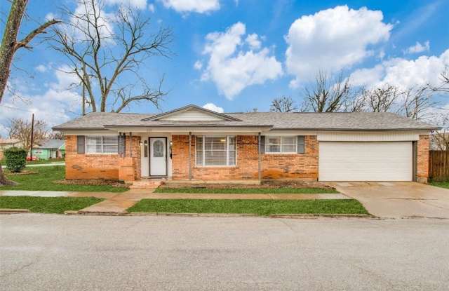 Photo of 822 N Throckmorton Street