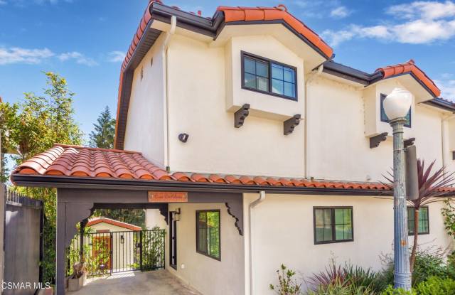 Must see this luxurious short-term, furnished, 3 bedroom + 3 bathroom rental home