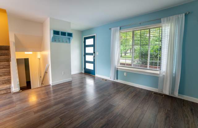 623 E Sunnybrook Drive