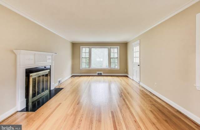 9326 W PARKHILL Drive W