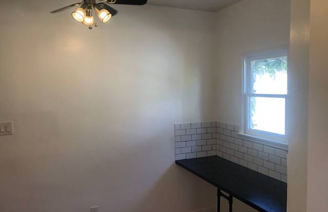 ******* BEAUTIFUL FRENCH NORMANDY STYLE 2BR APARTMENT *******