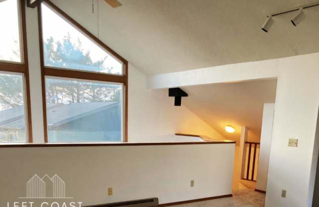 6238 Northeast Mast Avenue