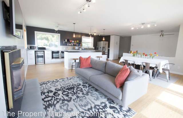 1103 South Pinecrest
