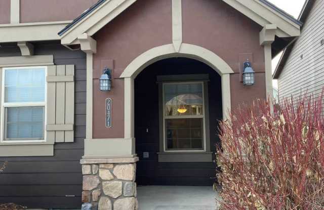 3 bedroom, 2 1/2 bath townhouse - 20471 Brentwood Avenue, Bend, OR 97702