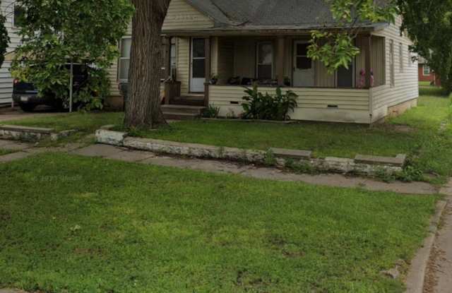 Photo of 2 Bedroom, 1 Bathroom House with Carport
