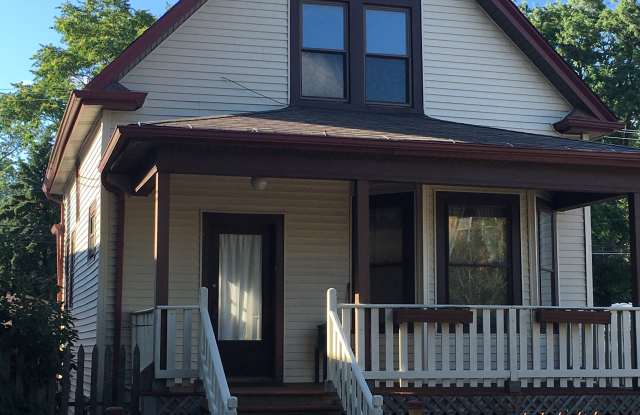 Photo of 7228 N Rogers Ave