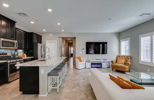 Luxury Fully Furnished 2Bed/2.5Bath Townhome in Gated Community