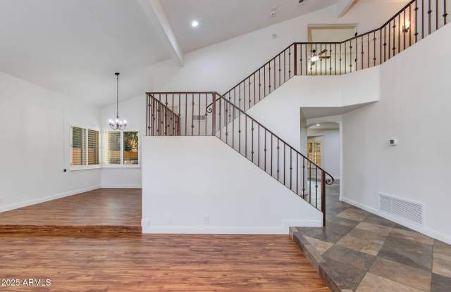 5513 E GROVERS Avenue